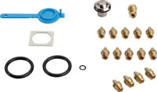 Zubehörset von Bosch mit verschiedenen Verbindungsstücken, O-Ringen und einer Schutzkappe für Gasumstellungen. Enthält Metall- und Kunststoffteile.